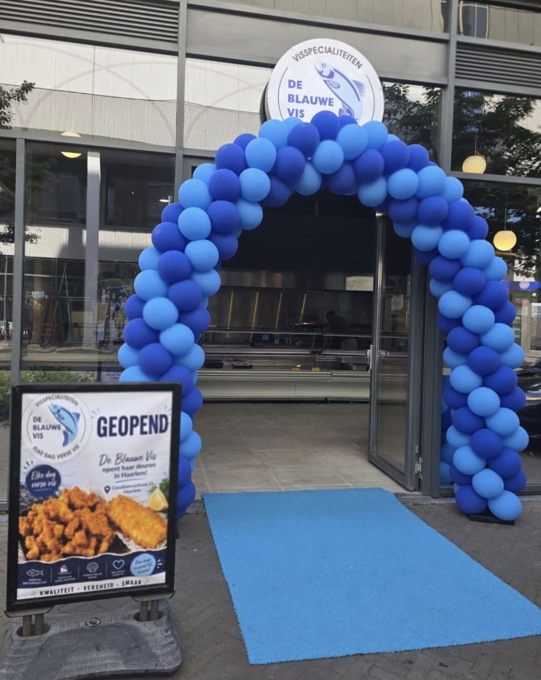 Entree van De Blauwe Vis in Haarlem bij de opening