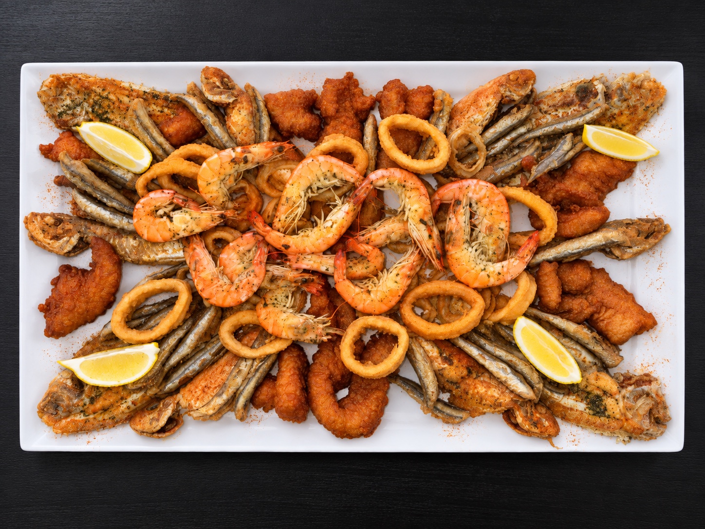 Royale visschotel met gegrilde vis, gamba's, kibbeling en calamaris
